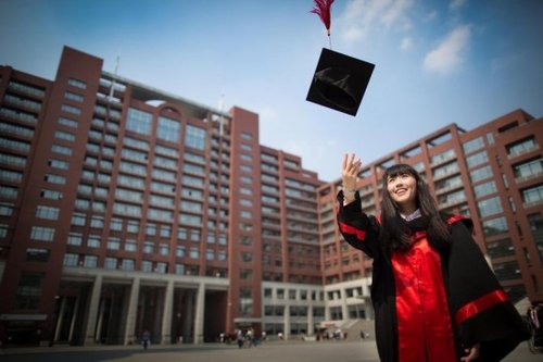 组图:人民大学网站发美女毕业生照片 访问骤增