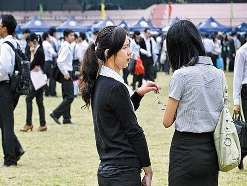 高校女生渐强势 男厕改女厕谁尴尬