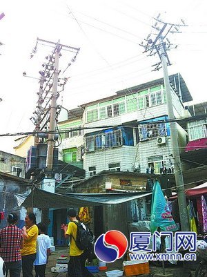 少年屋顶触高压电被迫截肢 城中村变压器成晾晒场