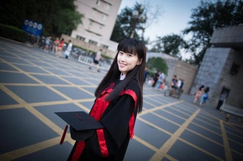 组图:人民大学网站发美女毕业生照片