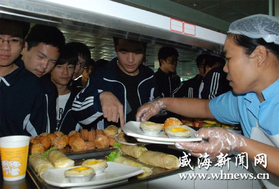 威海一中高三学生吃上课间餐 做法获家长认可