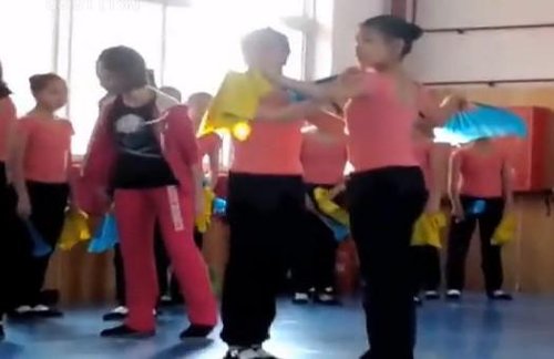 舞蹈教师殴打学生原始视频来自国外网站