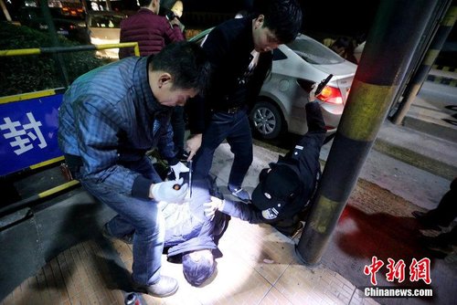 记者跟拍缉毒警察夜擒毒贩