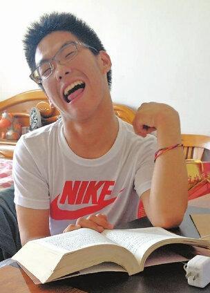 脑瘫考生考出598分 小学三年级前仍不会写字