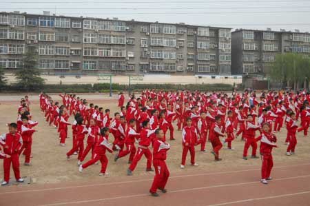 济钢文华小学:素质教育结硕果 师生共练搏击操