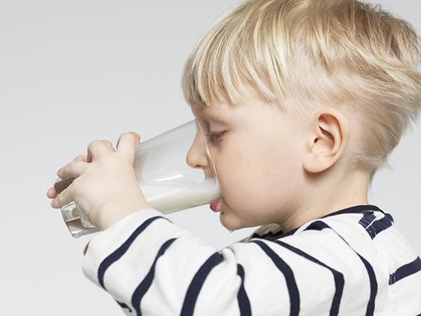 牛奶当水喝可以超越遗传基因矮变高?这是谣
