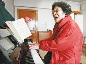 80岁老太拜幼师学习弹钢琴 欲开个人独奏音乐