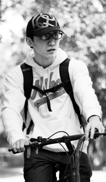 南师大防逃课必杀技:排座位桌上贴姓名学号 - 