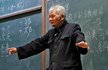 致敬!94岁教授站立两小时讲课，坚持手写板书