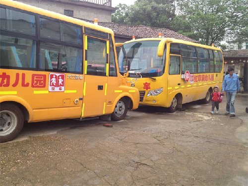 江西乐平200多辆校车无一能上路 称政府不让发放标牌