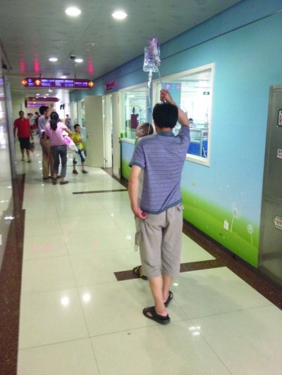 南京儿童医院 人山人海 765个娃争265个挂水位