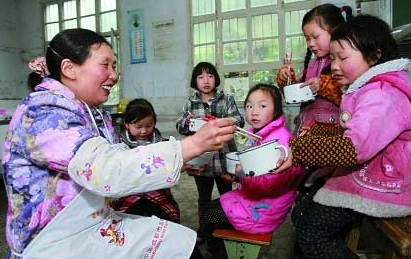 女教师偏瘫不下讲台 3公里上课路每天走1小时