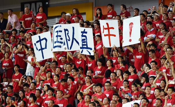 双语:中国足球迷热情高 观战世界杯人数创新高