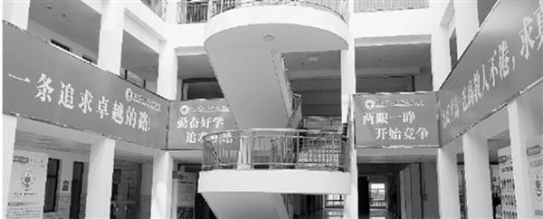 衡中浙江分校首届高中招生90名 校内挂励志标语