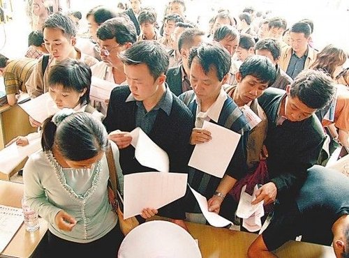 云南公考新规致考生失面试机会 公务员局回应