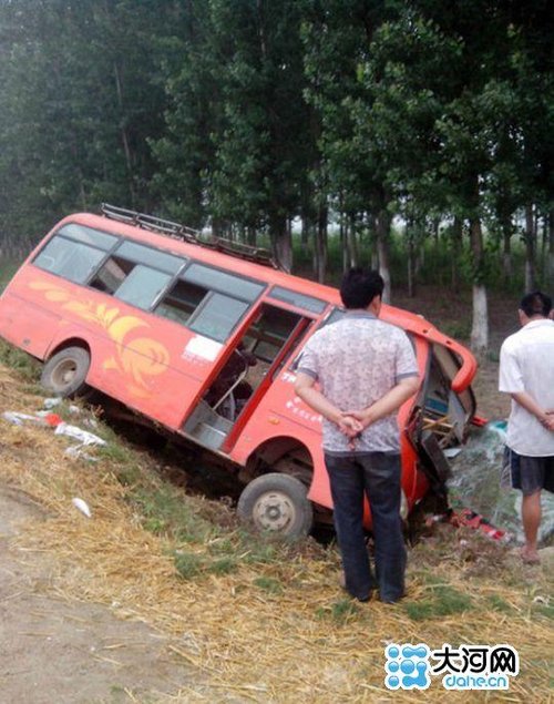 河南邓州一大巴送学生考试滑入路沟 6人受伤(