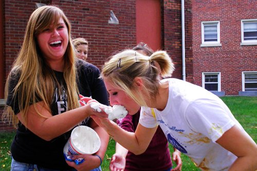 组图:美国大学的搞怪开学派对