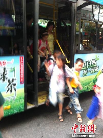 众多小学生挤跳公交车 安全意识自保能力薄弱