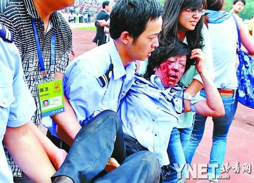 小贝同济大学行发生踩踏事件令足协“神经紧张”_教育_腾讯网