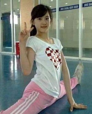 网络红人奶茶妹妹携美女校友相约上清华