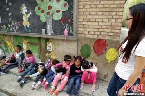 青海幼教点老师安排孩子靠墙午睡