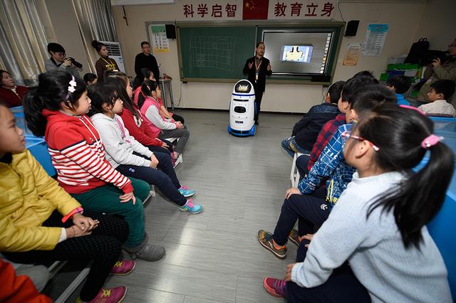 北京名校首次引入人工智能 机器人小胖进课堂