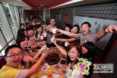 重庆:高考结束学生忙聚餐 部分餐馆预定一周后