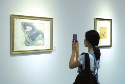 两女高中生办画展筹钱建图书馆 义卖60幅画作(图)