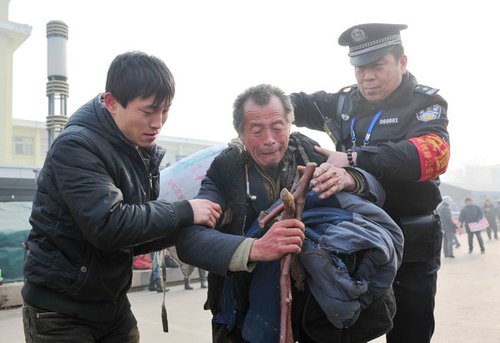 太原巡警为老农办证买车票 老人跪地感谢(图)