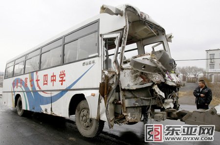 长春一大学考研校车与大货相撞 9名同学受伤