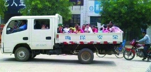 甘肃宁县安排货车接送小学生参加儿童节汇演