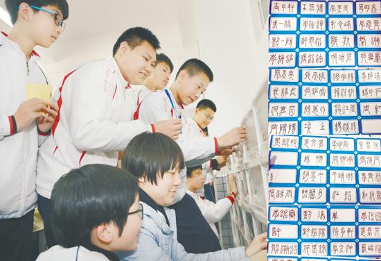 班主任用小篆体为学生写姓名贴:希望燃起学生对书法的热爱