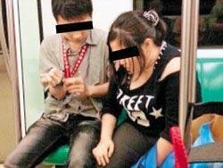 台湾大二男生和高三女生地铁上演"活春宫"