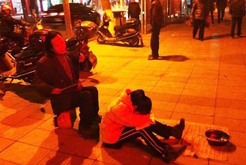 网曝\u201c史上最励志女孩\u201d+宜春街头路灯下写