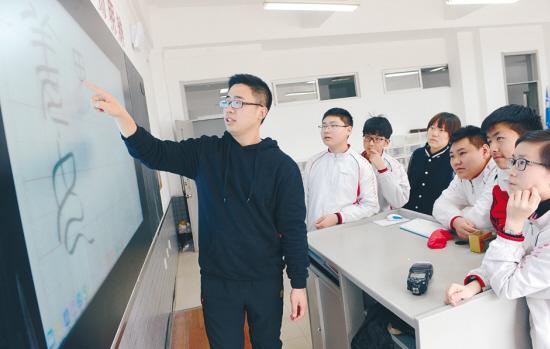 班主任用小篆体为学生写姓名贴:希望燃起学生对书法的热爱