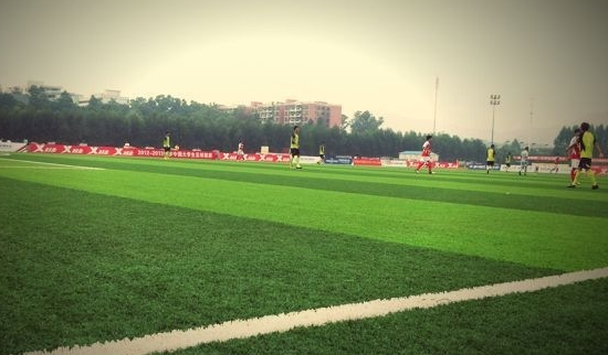 全国将建两万所足球特色学校 保证学生会踢球