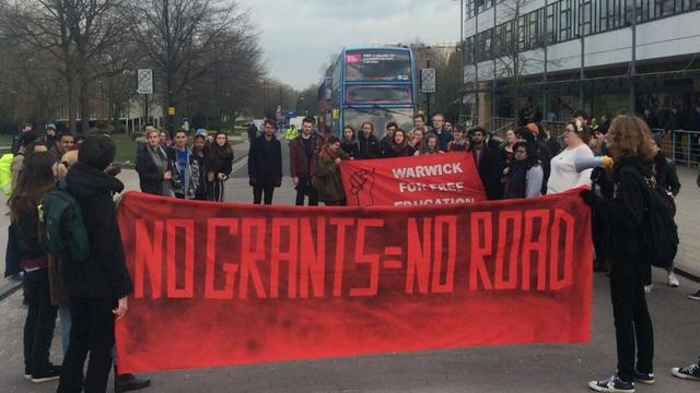 英国华威大学学生校园示威游行 反对削减助学金
