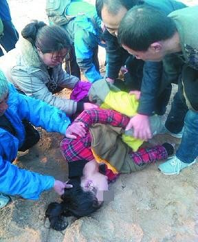 <em>16岁少女</em>身穿泳衣走进大海 其父称因学习压力