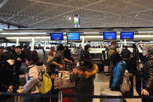 组图:日本东京成田机场大批人员撤离