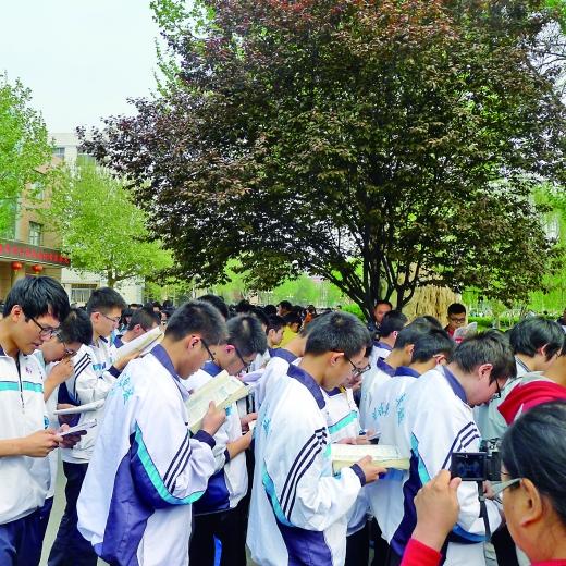 “超级高考工厂”引争议 学生生活精确到分钟