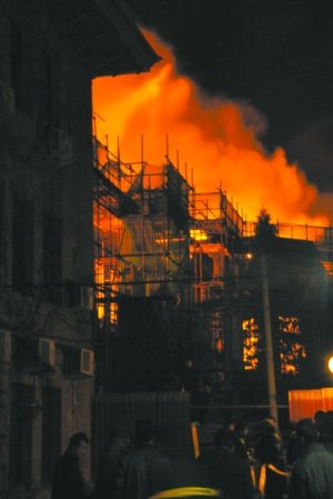 火苗借助风势，“油松木”搭建的整个木结构房屋快速燃烧。网友供图