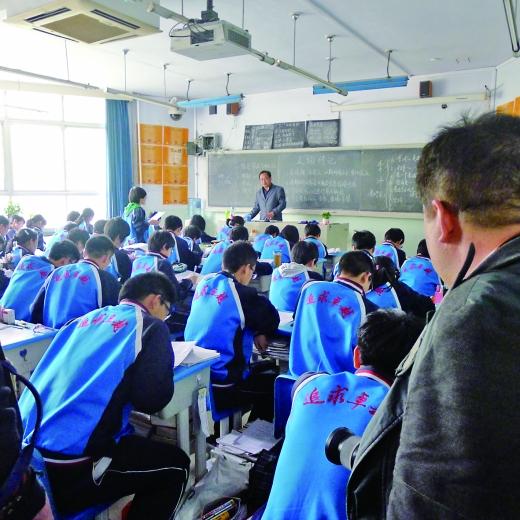 “超级高考工厂”引争议 学生生活精确到分钟