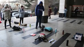 考试党用水杯、书包等占位排长队 场面壮观