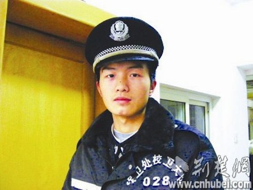 大学后勤岗位上牛人 保安蹭课成律师公务员