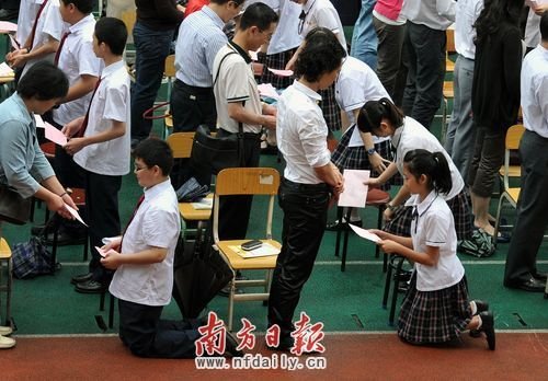 作为外人,我倒很有兴趣了解,现在大中小学日常礼仪教育做得如何?