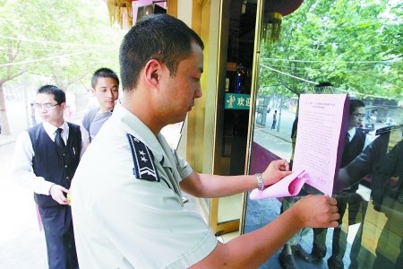 高考禁噪首日 执法局高考服务车遛街查噪音