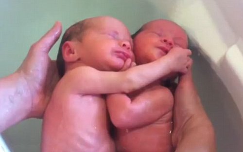 婴儿几个月能站着洗澡 95076742.jpg