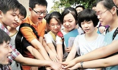 武汉中考考场送清凉 19日考生看考场试听英语