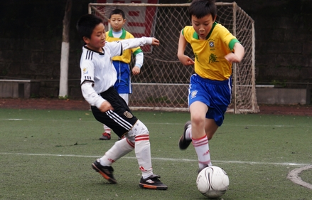 校园运动伤害足球排第三 孩子需多一层保护
