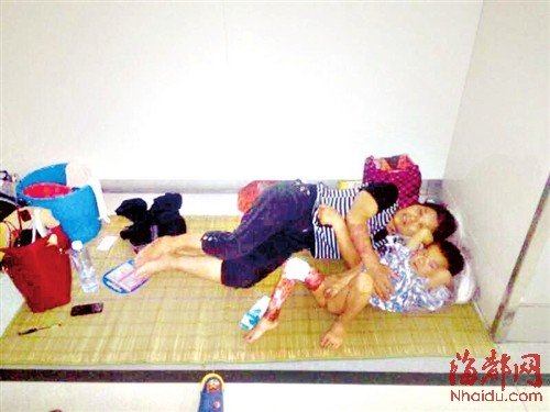 湖南男童被烫成重伤 奶奶来福州乞讨凑医疗费